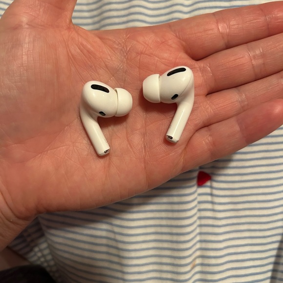 Apple AirPods Pro 1st Generation - Picture 3 of 11